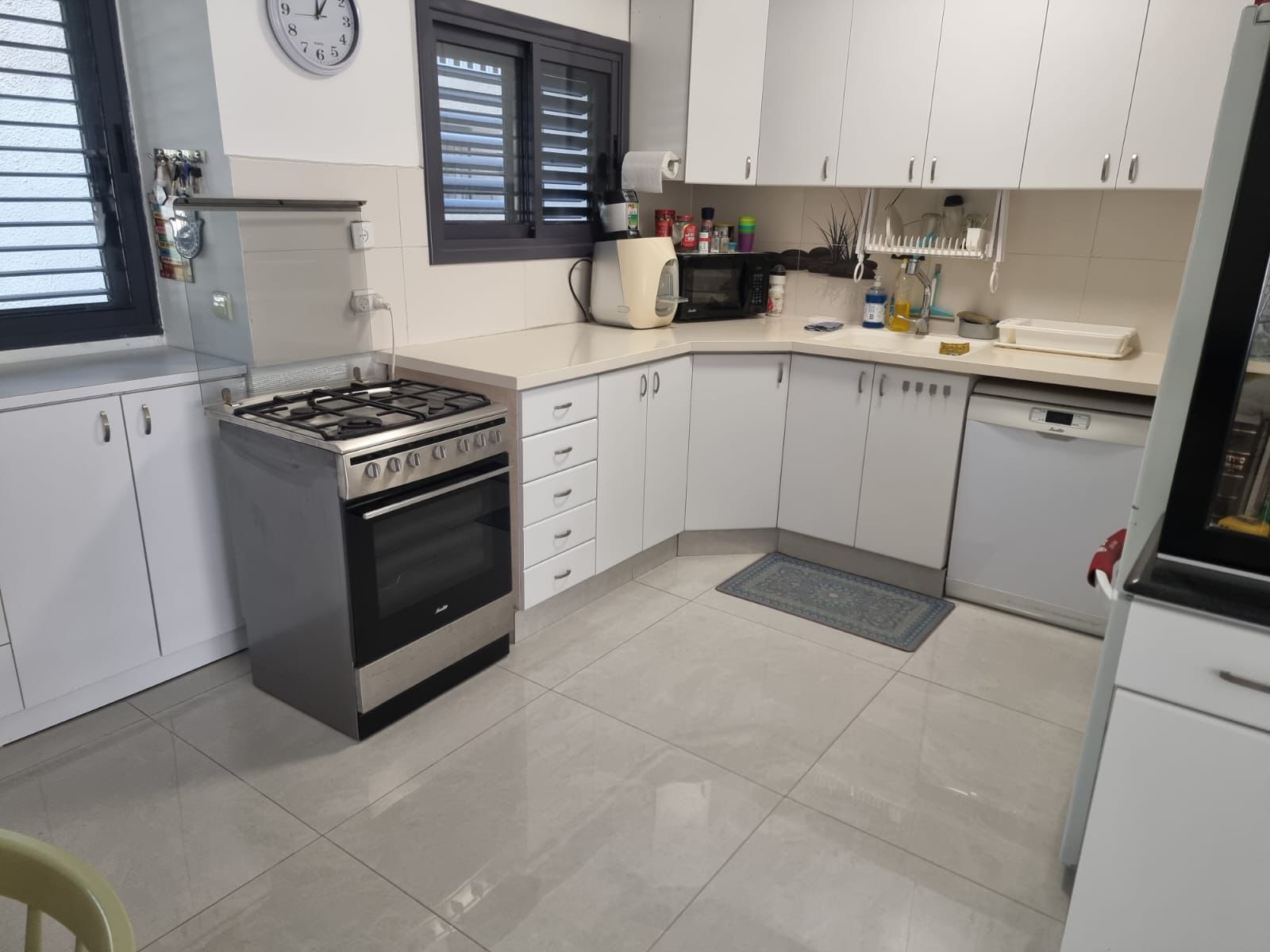 e37327a6-b3f9-44e2-8d05-75105210a4bf